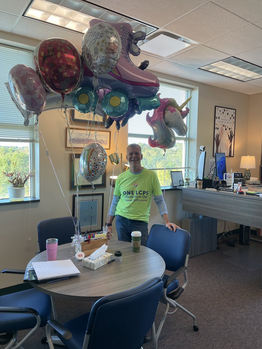 MaureenSidorVA's tweet image. It’s a great day!Celebrating #OneLCPS and #BossesDay! Here’s to Kirk Dolson- one of the best leaders in LCPS! We’re so grateful for your support and leadership. 👏🏻@LCPSOfficial #bestbossever