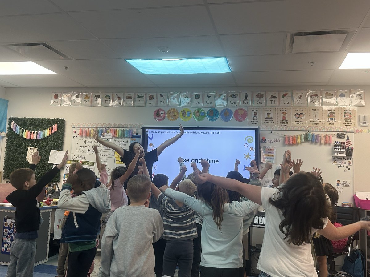 🌞 Starting the day off strong by observing skills and having students act out their 🎭 wiggle cards! So much energy and excitement to begin the morning! 💪✨