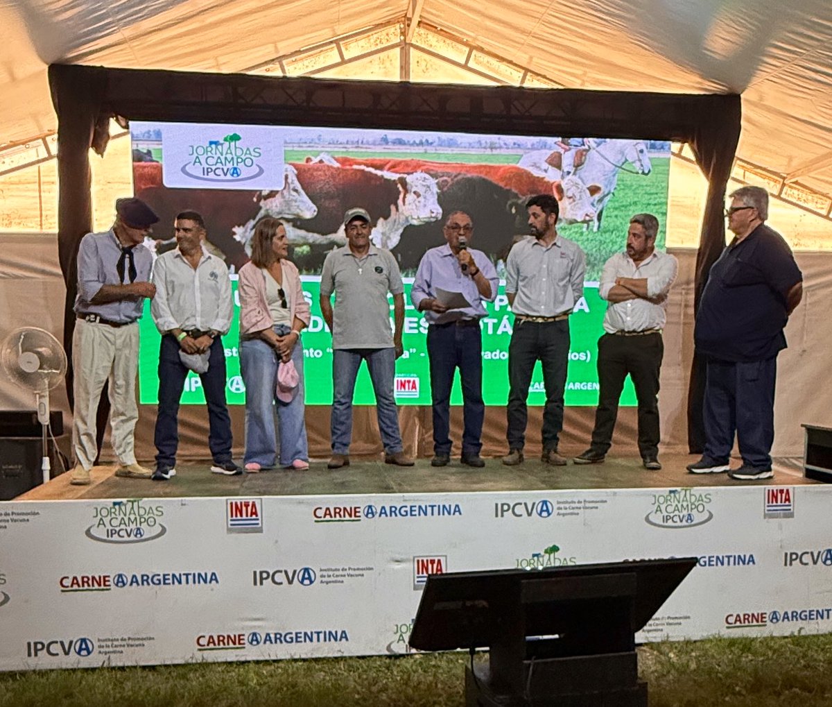 “Nuevas tecnologías para la ganadería mesopotámica”, es el slogan de una nueva Jornada a Campo en el Establecimiento La Lucrecia de San Salvador, de Entre Ríos.
Dieron la bienvenida a los asistentes, los propietarios del establecimiento, Alfredo, Victor y Manuel Odiard, el
