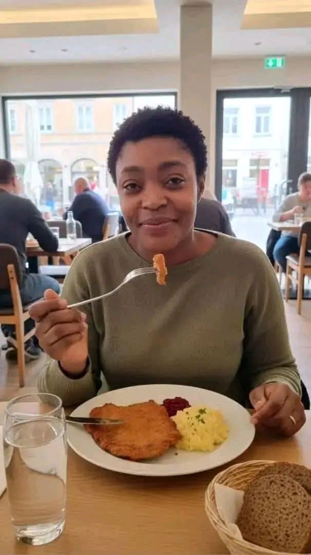 delphin_kas's tweet image. 😅🇨🇩 Breaking news façon Kinshasa !
Honorine Porch, alias “Janiyah”, aurait quitté l’Allemagne d’Europe… pour venir braquer en “Allemagne d’Afrique” 🇨🇩💸

Comme quoi, le visa Schengen n’enlève pas le goût du risque ! Kinshasa, toujours le dernier épisode avant Netflix 😭

#RDC…