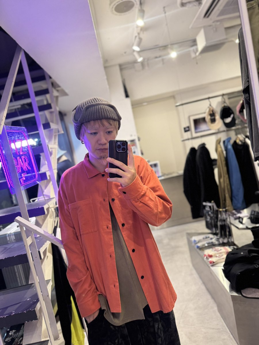 🎃👻🎃👻🎃👻

ハロウィンコーデ…

ではなく今週発売の新作たち。

意外とオレンジのシャツがイカしてるな。

HUTISMとのコラボニットは個人的にも楽しみにしてたやつ。

店にも明日から並ぶので皆遊びに来てね。

🔗 v-store.jp/new

🎃👻🎃👻🎃👻