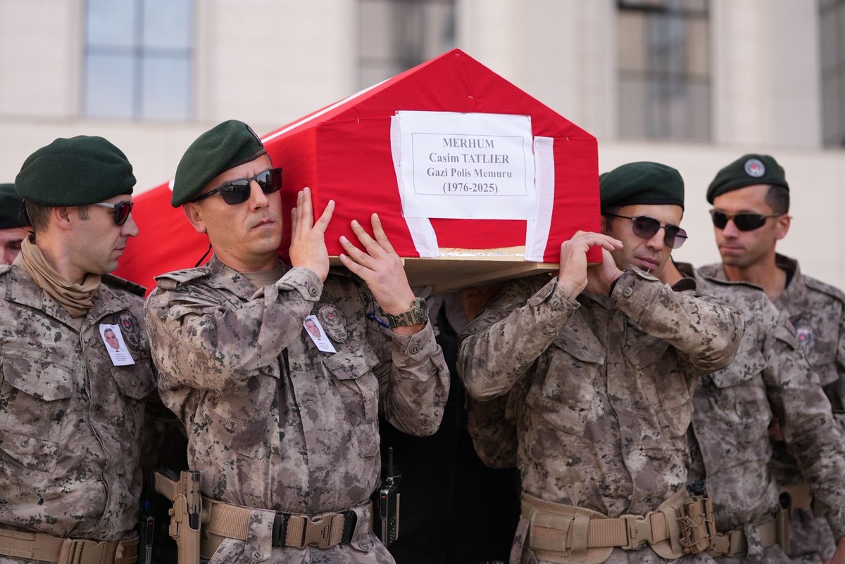 18 Ocak 2016’da Şırnak il merkezinde yürütülen hendek operasyonları sırasında BTÖ mensuplarının silahlı saldırısı sonucu yaralanarak gazi olan Polis Özel Harekât kahramanı #CasimTatlıer bugün geçirdiği kalp krizi sonucu vefat etti.

Ruhu şad, mekanı cennet olsun. 🇹🇷