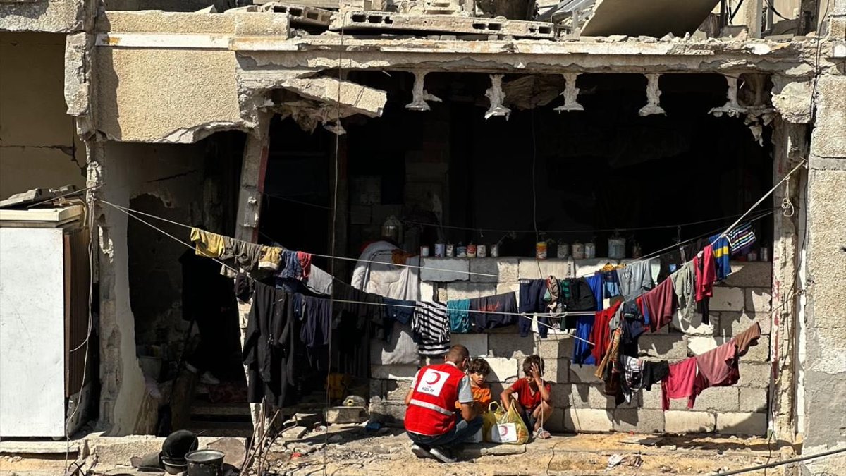 Türk Kızılay, yardım tırlarının geçişinin artmasıyla Gazze halkının temel ihtiyaçlarını karşılamak için operasyonlarını hızlandırdı. 

Temel ihtiyaçlara erişimi olmayan ailelere gıda paketleri dağıtan Türk Kızılay, aşevi aracılığıyla da sıcak yemek ulaştırıyor.