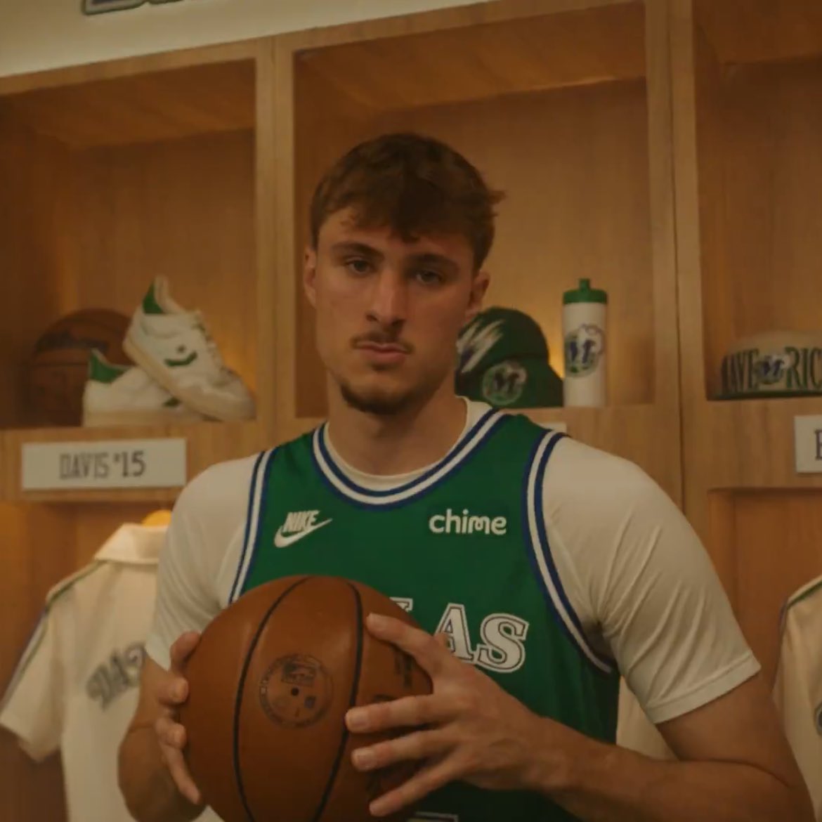 BREAKING: Here’s the first look at Cooper Flagg in the retro uniforms, per @dallasmavs 

#MFFL 