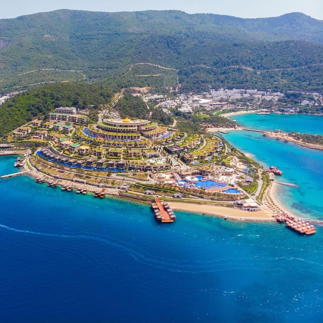 Bodrum'da bulunan Paramount Otel'e kayyum atandı.

• Otel yetkilisi olan Şaban Kayıkçı hakkında sabah saatlerinde gözaltı kararı verilip, 'kara para' soruşturması başlatılmıştı.