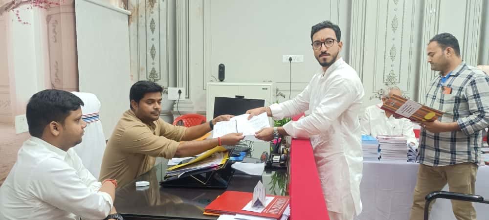 yashpaswanin's tweet photo. आज अलौली विधानसभा के प्रत्याशी के रूप में नामांकन दाखिल किया। https://t.co/snzIMIwIj5
