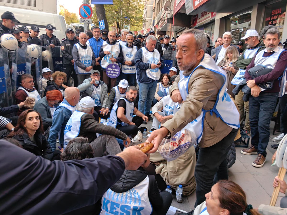 mkorkmaz62's tweet photo. Emekçilere değil çetelere barikat kurun https://t.co/Nywva70I2w