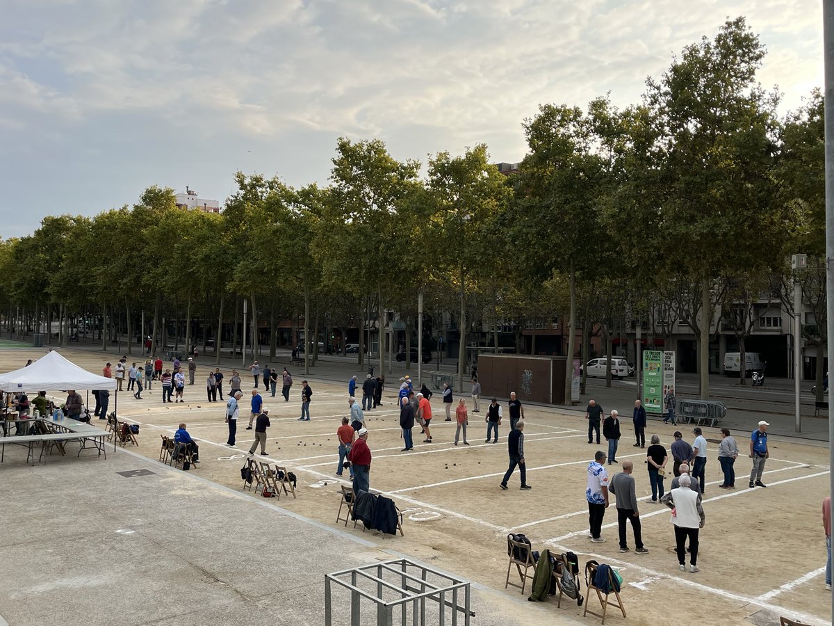 DBotePaz's tweet image. Torneig de petanca dels casals de la Gent Gran amb més de 100 participants
Una mostra més del treball en comunitat, per una gent gran activa. Mataró es una ciutat que cuida
