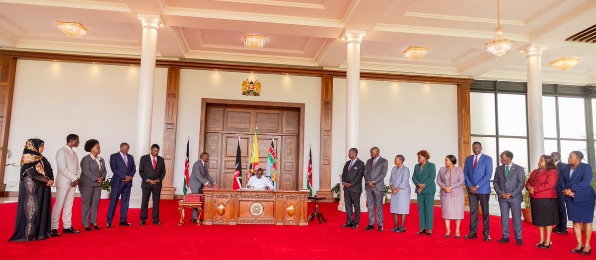 The fact that some people still believe Ruto had no idea about Baba’s death by the time he was assenting those eight bills into law honestly bothers me😳😳
This wasn’t just any other day,the nation was in mourning. Everything else had paused. Tomorrow is even a public holiday