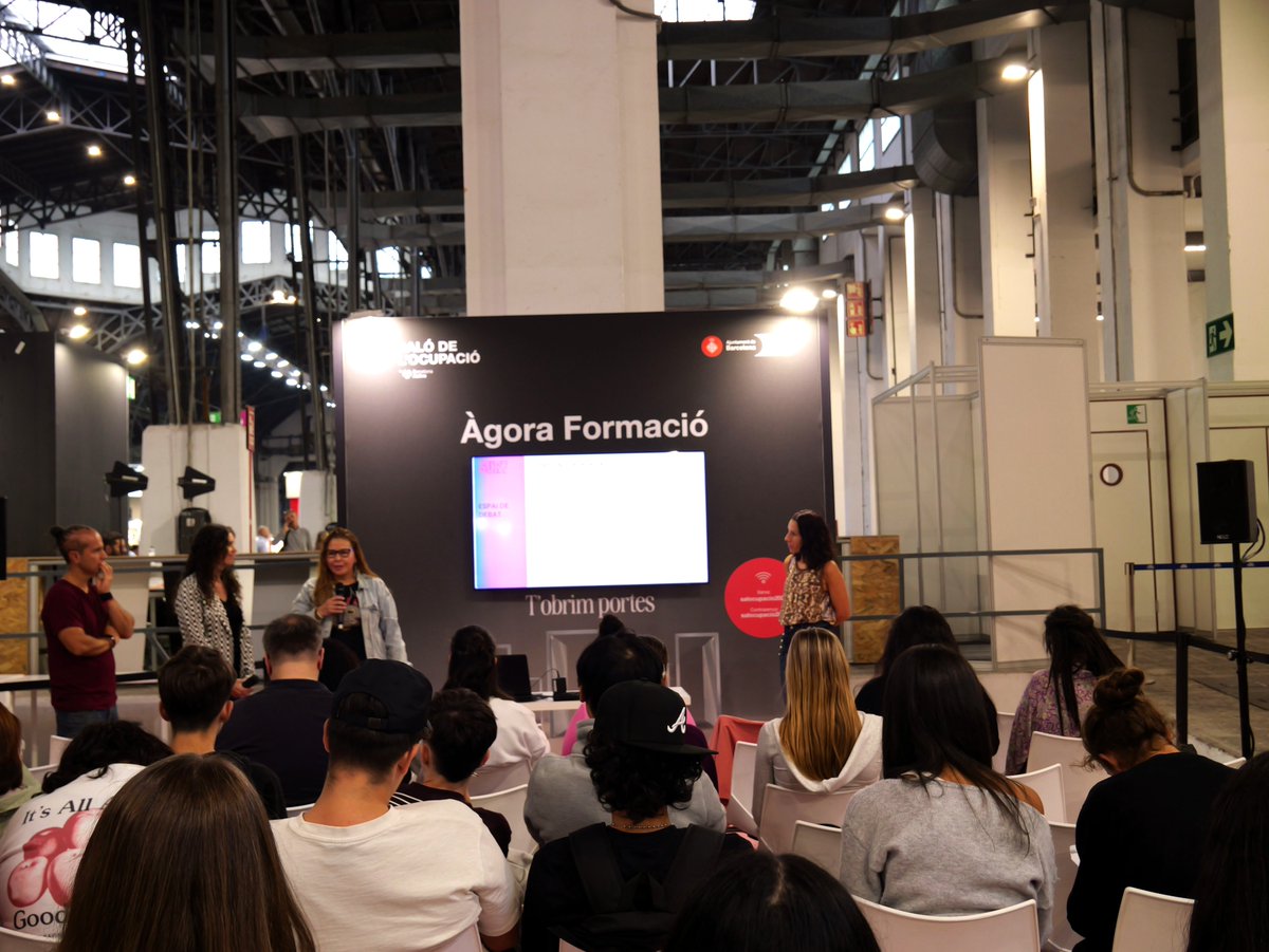 GrupCARES's tweet photo. 🔵Avui, la nostra directora de Persones, Lydia Barrachina, ha participat al @salocupacio, convidada per @Fundacio_Surt, per parlar del projecte #DonesAmbEines, en què col·laborem.

👉El programa forma dones i impulsa la seva inserció laboral, i hem pogut escoltar un testimoni. https://t.co/CG3dgaSbaB