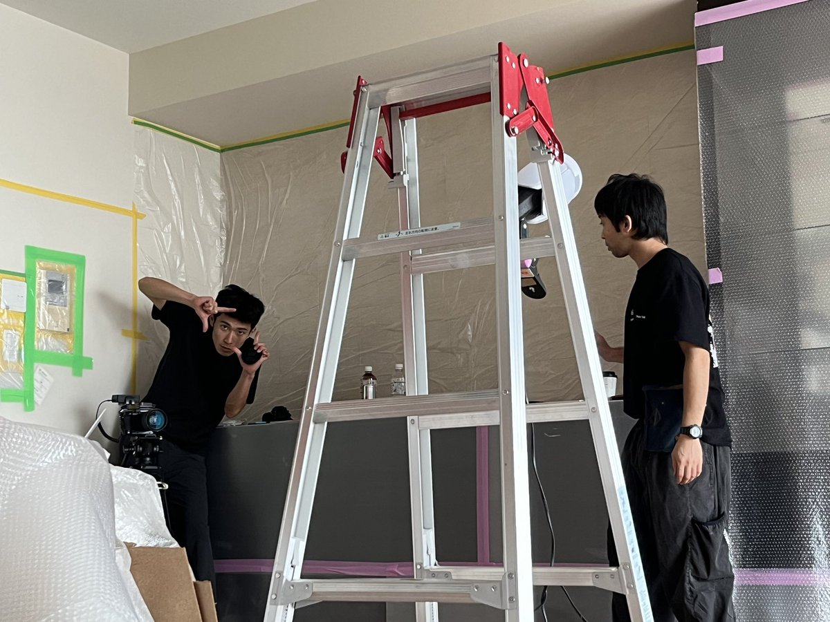 1日目。稲川さんは俺がカメラを向けると、手をこうしました