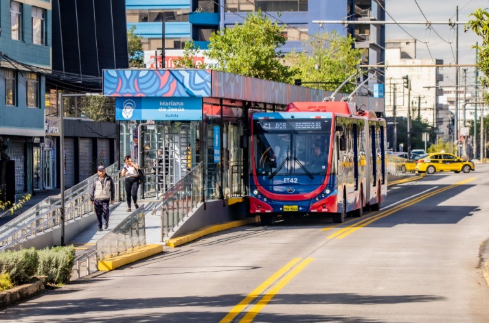 Desde este jueves 16 de octubre están cerradas temporalmente las paradas Mariana de Jesús y Cuero y Caicedo, sentido norte sur, debido a que un vehículo de carga pesada giró en U en el sector de la avenida Orellana y desprendió la línea aérea de contacto (catenaria).
<a href="/AMT_Quito/">AMTQuito</a>