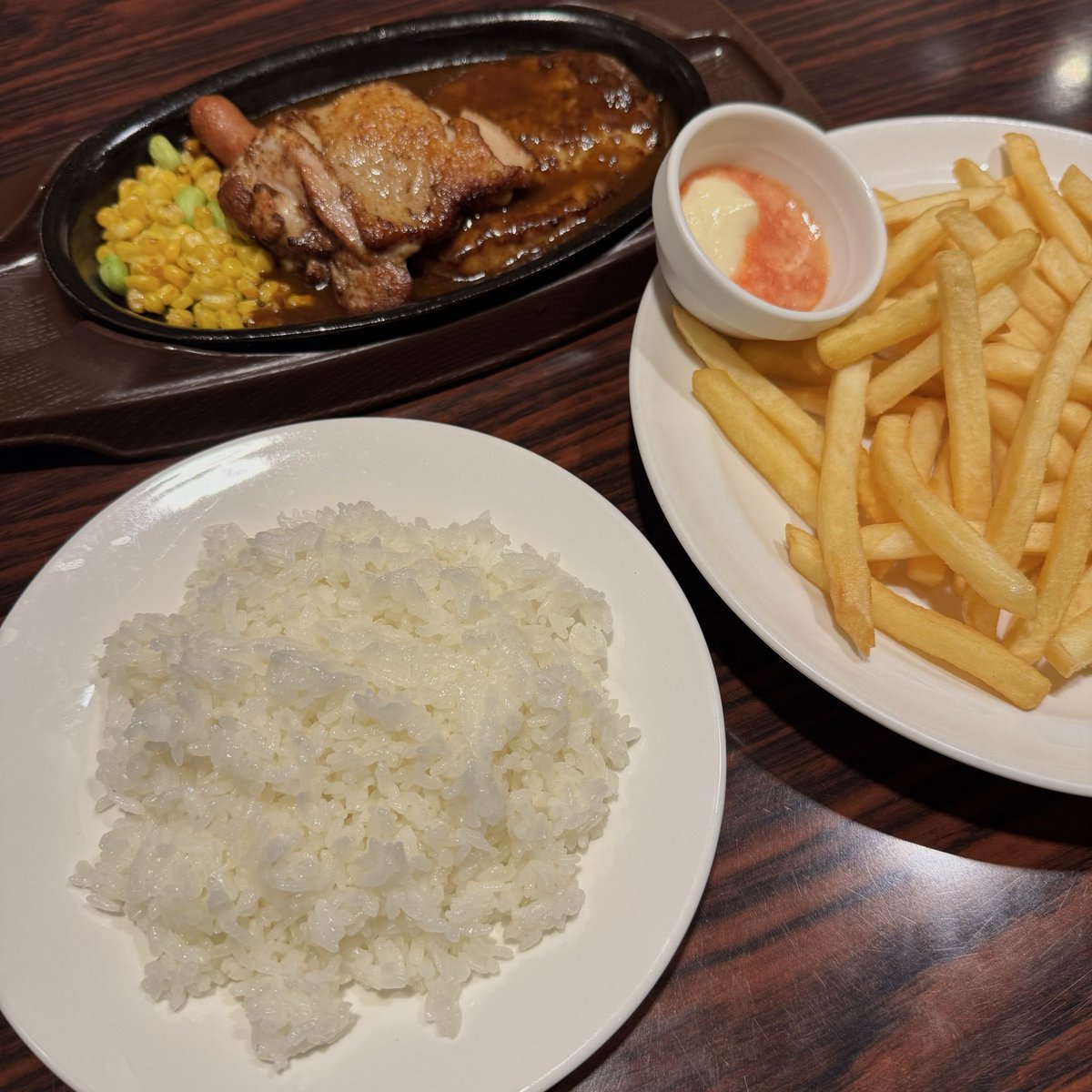 ファミレスのファミリー抜きで店内唯一のソロ🙂