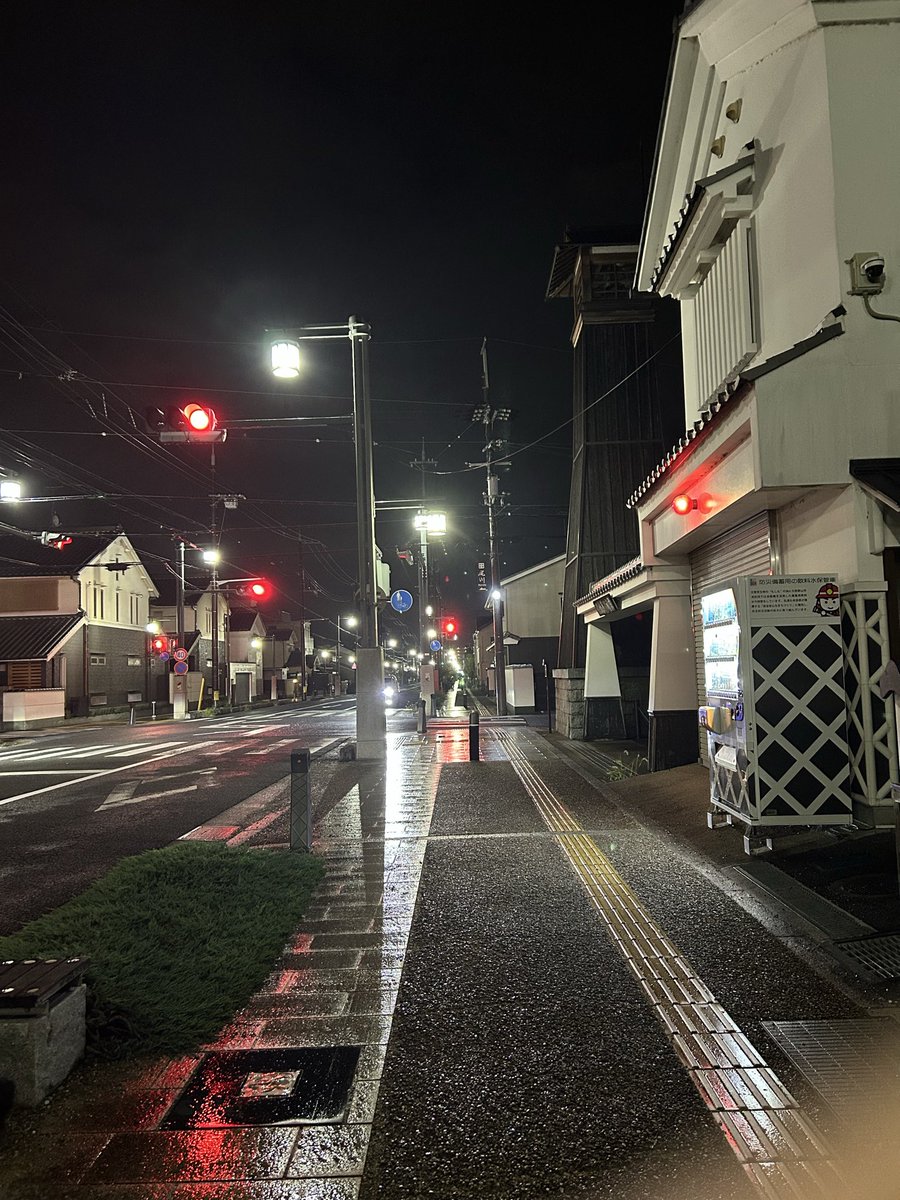Moca54881291's tweet photo. 夜ステ
天気予報で 雨が8mm降るとなってたので傘🌂を持って出かけました
外に出ると既に小雨が降ってました☔️
帰りにスーパー寄って 牛乳やヨーグルト他購入 重いです 車修理中なので当分は😞
路地猫🐈
黒猫がキジトラとかデブトラ🐯の居る場所に出没します
#STEPN
#STEPNG https://t.co/cuDMxikcqv
