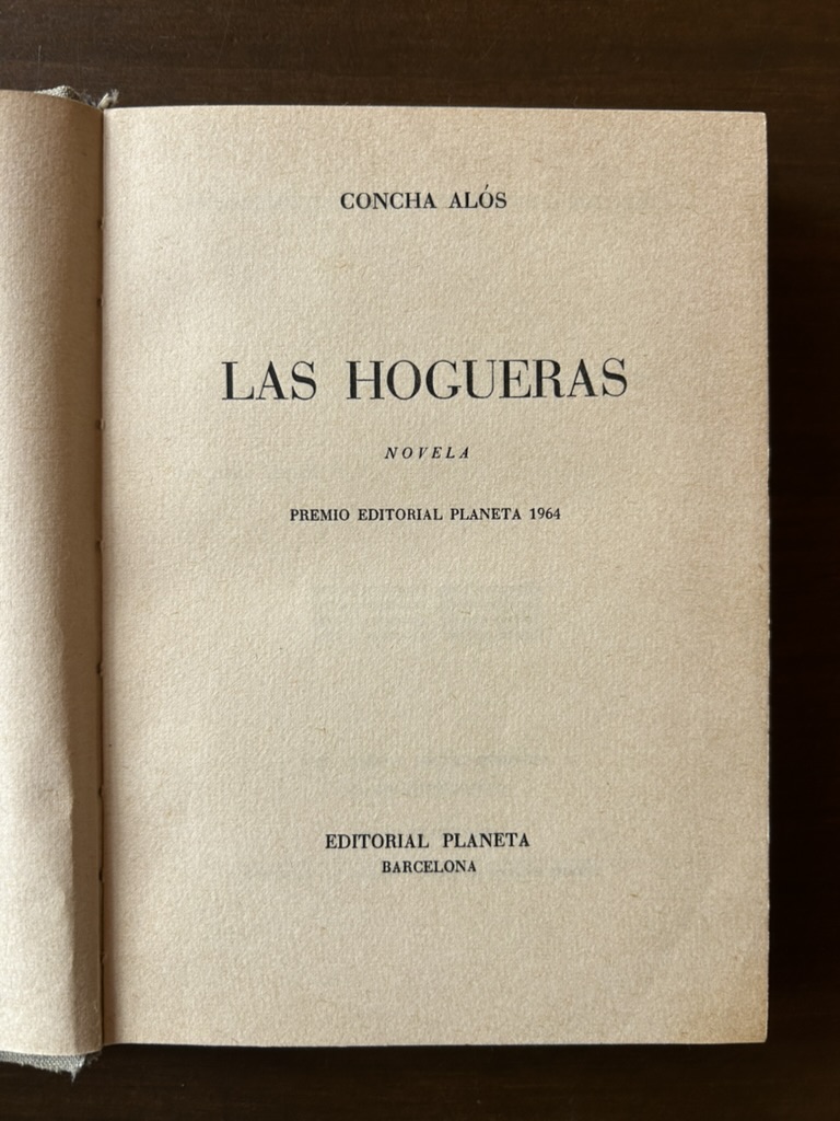 Este fue uno de los primeros regalos que mi padre le hizo a mi madre. Él tenía 20 años; ella acababa de cumplir 16. En 60 años, este libro ha viajado de un extremo a otro del país, pero nunca ha salido de casa. Seis décadas siendo testigo del irrepetible amor de dos personas.