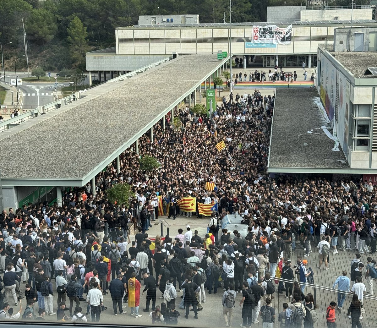 ¿En qué quedamos? O estábamos ayer a las 6 de la mañana haciendo piquetes o no nos levantamos hasta la hora de comer. Aclaraos máquina.

La universidad ha de ser espacio de libertad y hoy los estudiantes han decidido libremente que no te iban a aguantar.

Viu la UAB