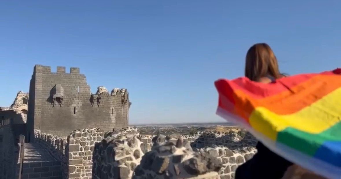 saracollective's tweet photo. Ew nikarin me ji kolanan, ji zanîngehan, ji hemû warên jiyanê hilînin. Bi pakêta 11emîn a darazdaniyê nikarin hebûna kesên kuîr tine bikin! 🏳️‍⚧️🏳️‍🌈#EmLiVirInEmKuîrIn #SaraKolektîf https://t.co/0VhbYESdRO