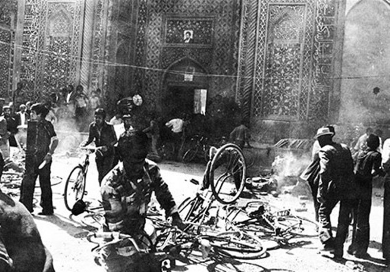 ۲۴ مهر یادآور واقعه‌ی تلخ به آتش کشیدن مسجد جامع کرمان در سال ۵۷ است که عوامل حکومت پهلوی  مسجد و قرآن‌ها را به آتش کشیدند 
 ولی این آتش چهره‌ی کریه و پشت نقاب خودشان را بهتر نشان داد
#پهلوی_روسیاه