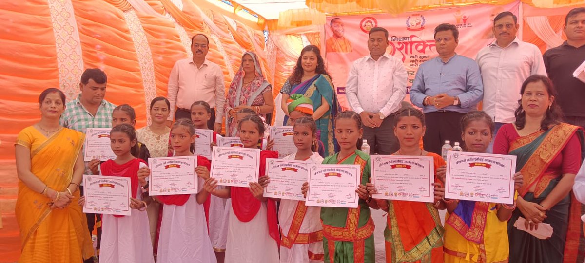 मिशन शक्ति 5.0 के अन्तर्गत किशोरियों एवं महिलाओं को आयरन फोलिक एसिड की दवाएं वितरित किये जाने हेतु विकास खंड सकरन की ग्राम पंचायत सेमरा खुर्द में आयोजित विशेष शिविर के दौरान आयरन फोलिक एसिड की दवाओं का वितरण कर सेवन कराया गया तथा विभिन्न योजनाओं के विषय में जानकारी प्रदान की गयी।