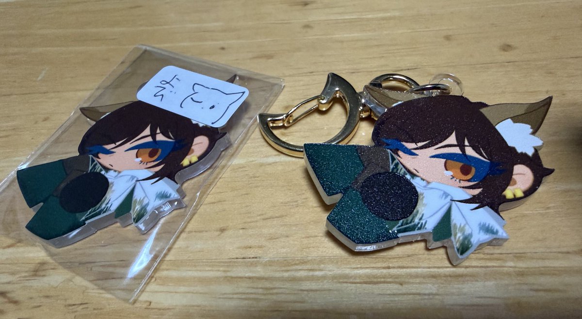 Yousei印刷様（<a href="/yousei_info/">Yousei印刷</a> ）に狐雨ウーティスのフチなしアクキー作ってもらいました！！！
目とピアスとレインコートをツヤツヤにしてもらったけど超かわいい💕予備のシールもかわいい🫶
何度も修正してすみませんでした😭 可愛く作っていただきありがとうございます！！！！