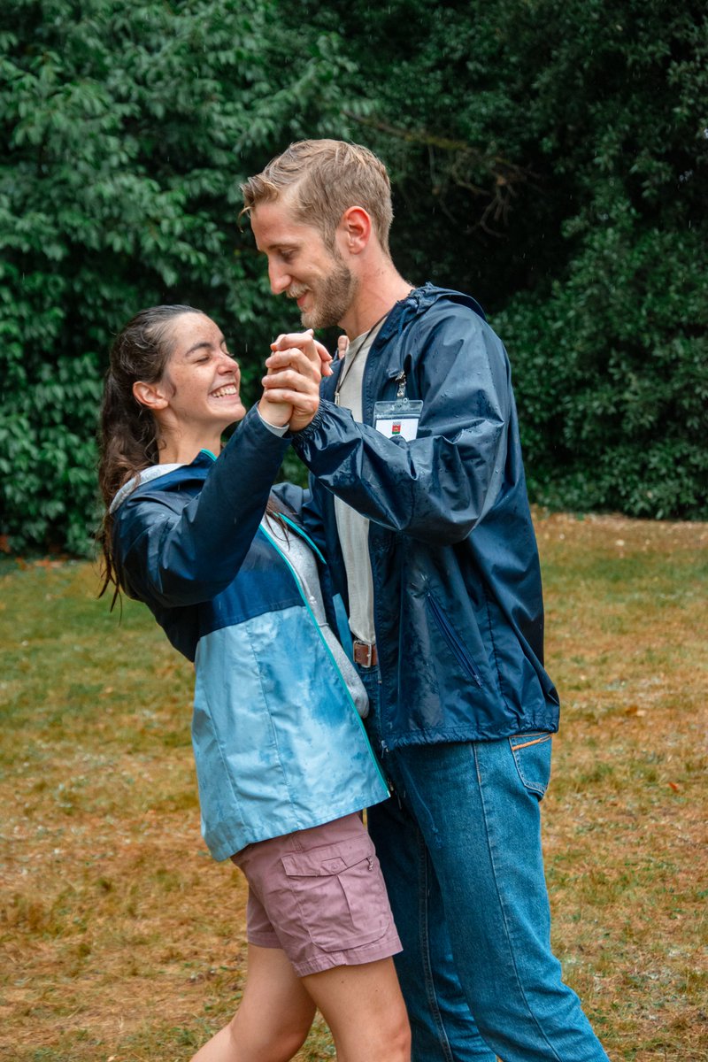 😊 Sourire, c’est déjà résister.

Dans un monde désenchanté, nos sourires sont des drapeaux.
Ils disent qu’il est encore possible d’aimer, de croire, de servir.

Ce n’est pas de la naïveté, mais du courage.
Celui d’une jeunesse enracinée qui choisit la lumière.

✝️ Forme-toi,