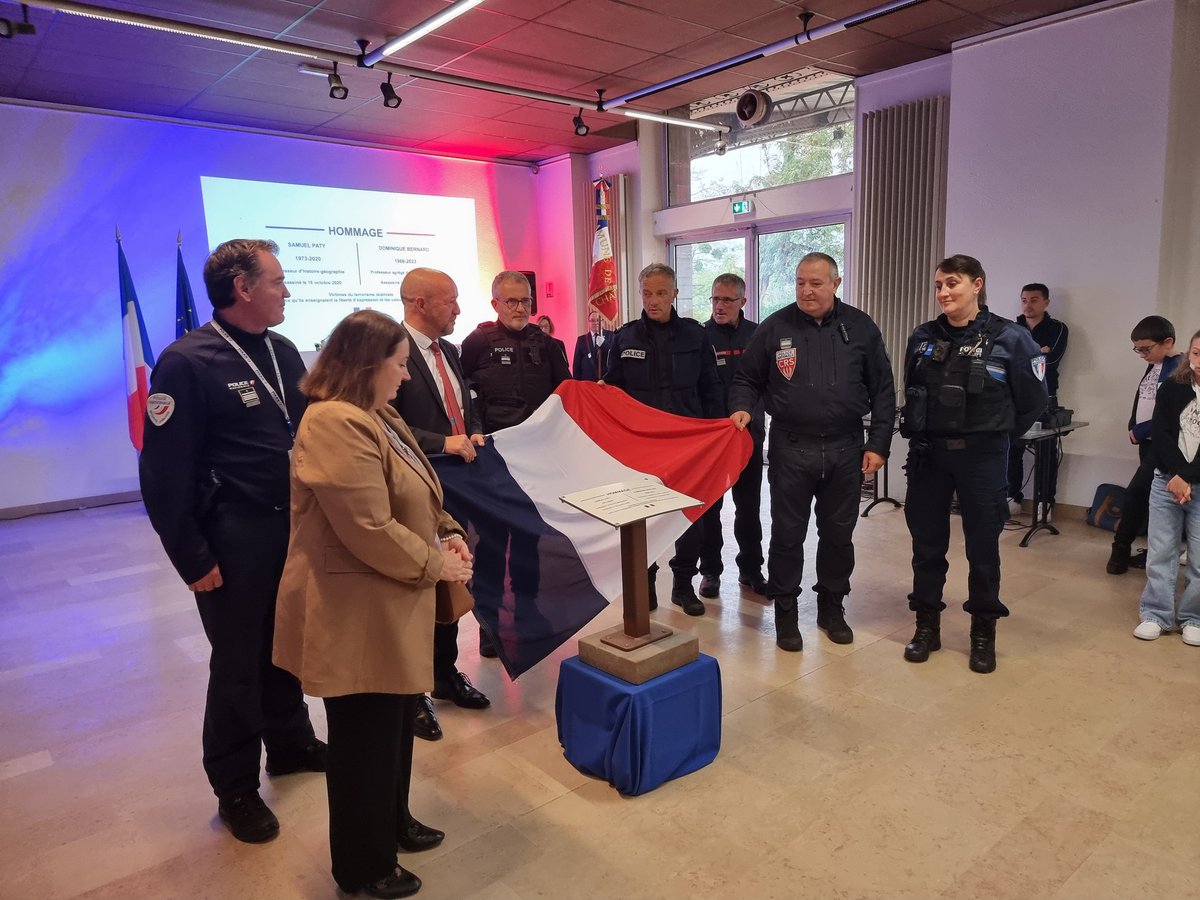 #devoirdemémoire🕊️ Il y a 1 an, Châtel-Guyon inaugurait son Square de la Laïcité en hommage aux 2 enseignants assassinés : Samuel Paty, il y a 5 ans jour pour jour, et Dominique Bernard 🇫🇷 en présence des équipes enseignantes et des enfants de l'école Pierre Ravel et du collège.