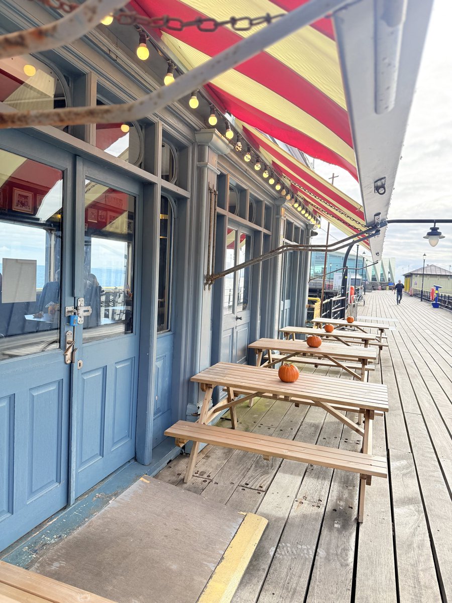 PierViewNo5's tweet image. ☀️Beautiful am walking the Pier &amp;amp; looking back to Royal Terrace #pier #southend coffee @jamieoliver @RNLI