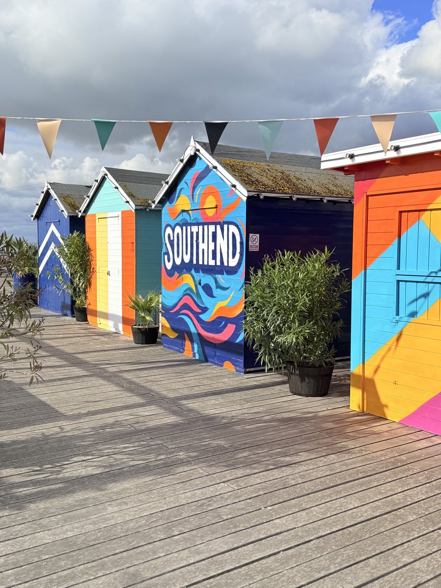 PierViewNo5's tweet image. ☀️Beautiful am walking the Pier &amp;amp; looking back to Royal Terrace #pier #southend coffee @jamieoliver @RNLI