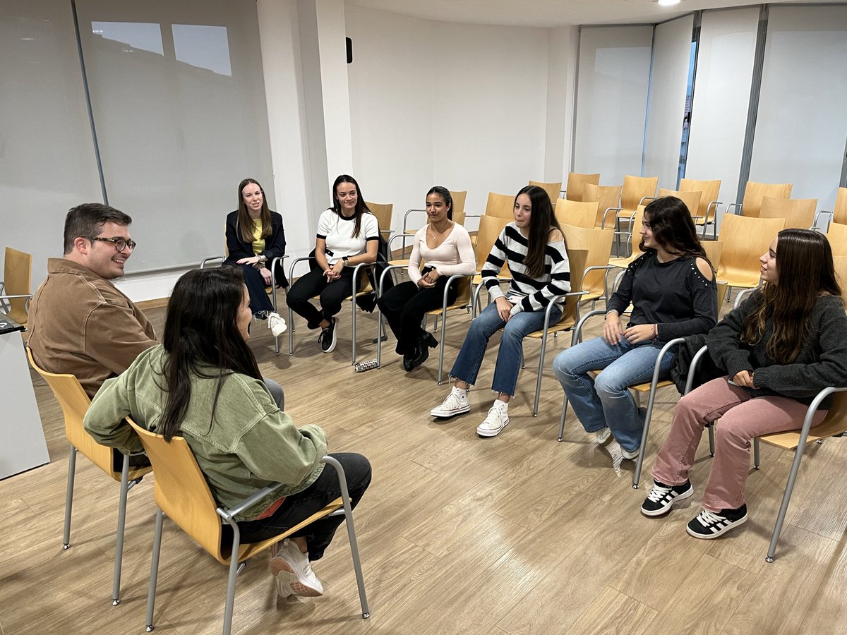 Aquesta setmana hem tingut el plaer de compartir una estona amb les noies de gimnàstica artística femenina d’#Esparreguera. @cgesparreguera 🤸‍♀️

Un bon exemple de com l’esport ensenya valors com el compromís i la superació constant. Gràcies per inspirar-nos!

#EsparregueraAvança