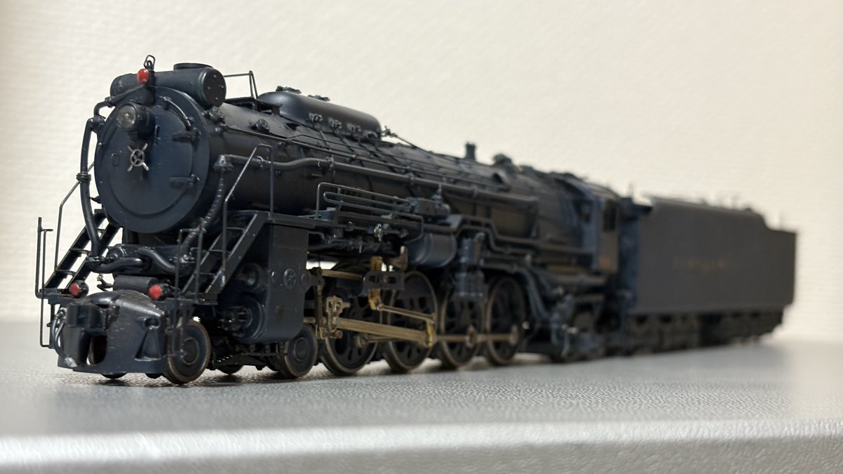 というわけでこちらがその激ヤバ車両となります
H&amp;MFLLWAY 4-8-2(形式不明)です
このクオリティで格安だった為、長期保管在庫の放出品と思われます
滅茶苦茶かっこいいのですが完全に詳細が不明なのでこの車両か作者様について何かご存知の方がいましたら教えて頂きたいです