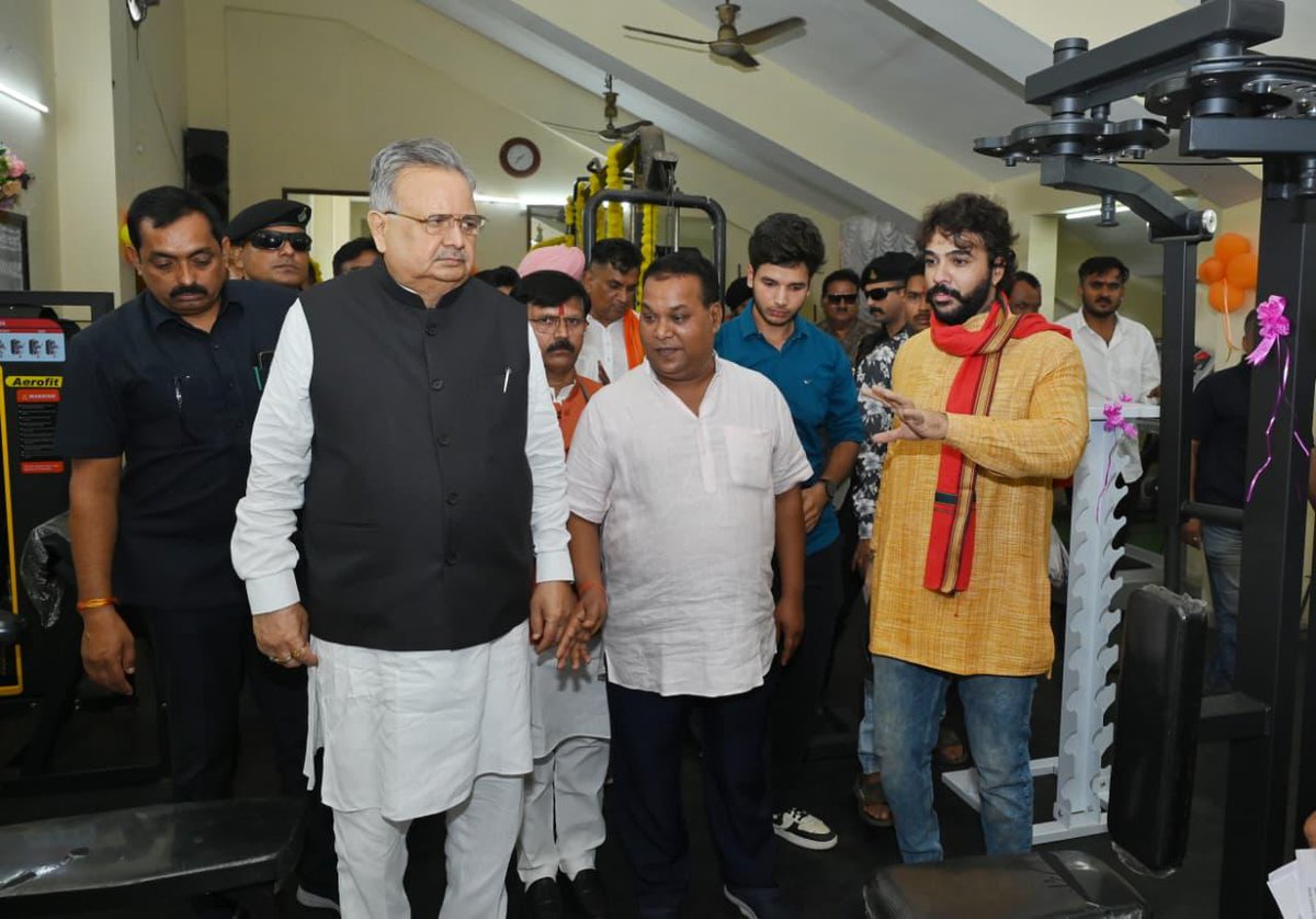 drramansingh's tweet image. महाबली हनुमान की जय
आज बल और पराक्रम के देवता महाबली हनुमान जी की प्रेरणा से खिलाड़ियों एवं गणमान्य नागरिकों की उपस्थिति में अंतरराष्ट्रीय हॉकी स्टेडियम में 31 वर्ष पुराने मल्टी एक्सरसाइज जिम का पुनरुद्धार कर उसे अत्याधुनिक उपकरणों से सुसज्जित हाइटेक जिम के रूप में…