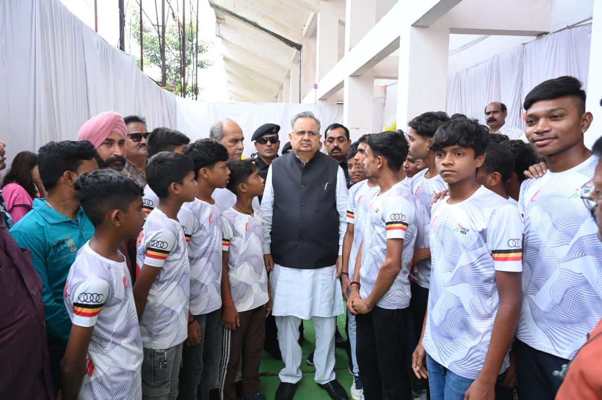 drramansingh's tweet image. महाबली हनुमान की जय
आज बल और पराक्रम के देवता महाबली हनुमान जी की प्रेरणा से खिलाड़ियों एवं गणमान्य नागरिकों की उपस्थिति में अंतरराष्ट्रीय हॉकी स्टेडियम में 31 वर्ष पुराने मल्टी एक्सरसाइज जिम का पुनरुद्धार कर उसे अत्याधुनिक उपकरणों से सुसज्जित हाइटेक जिम के रूप में…