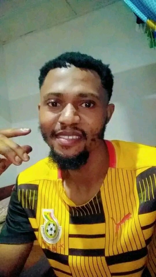 Please I beg who can help me with 32,000gh cedis borrow I won't open barbering shop to work I will pay you back with interest🙏😭