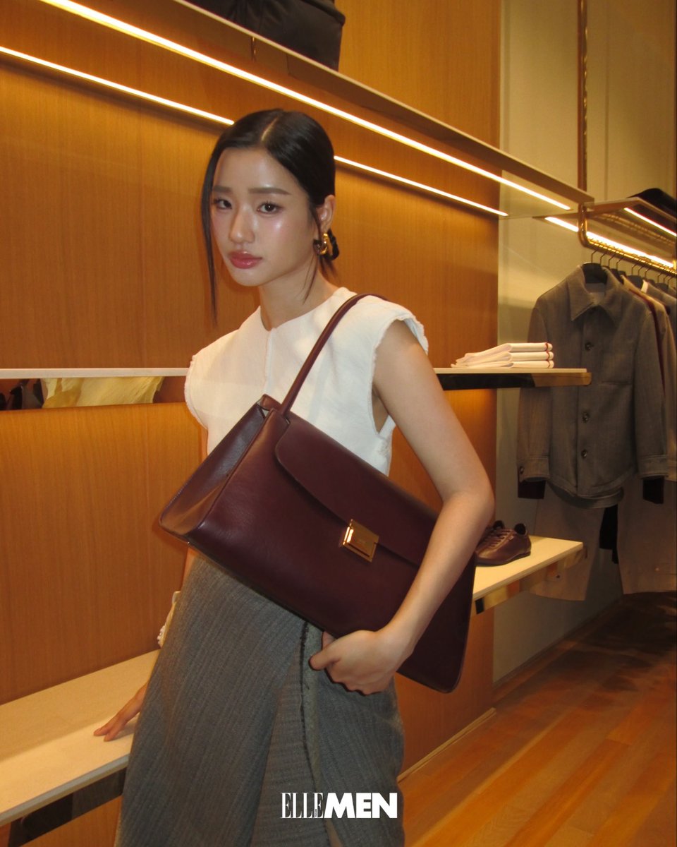 สวยตะโกน! ‘ตู-ต้นตะวัน’ เข้าเยี่ยมชมแฟล็กชิปสโตร์แห่งใหม่ของ AMI ณ ศูนย์การค้า เซ็นทรัล เอ็มบาสซี่ ชั้น 1 ในลุคสุดมินิมัล

#ELLEMENThailand
#AmiParis
#tontawan