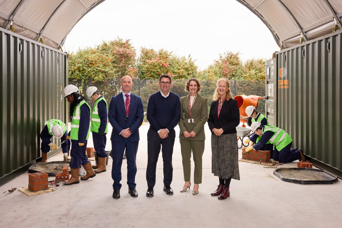 Our brand new Construction Hub is now open!

We were delighted to welcome Mayor of Greater Manchester, Andy Burnham, to Harper Green School yesterday to officially open our new Construction Hub. 

Read the full story here: harpergreen.net/News/GM-Mayor-…