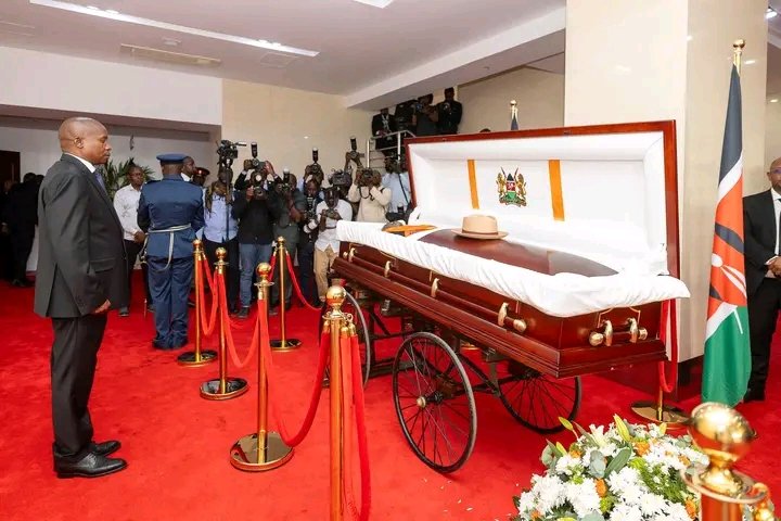 Kenyan President William Ruto, Mama Ida Odinga, Deputy Presidrnt  Kindiki and former President Uhuru Kenyatta view the body of the Late Raila Odinga at Kasarani Stadium.

 #railaodinga. #KenyaMourns