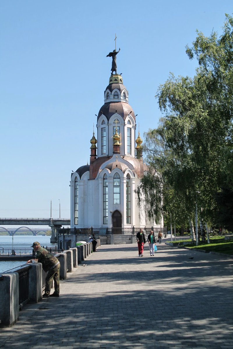 Religiøs er jeg ikke men denne lille kirken plassert ved elvebredden i Dnipro er så vakker