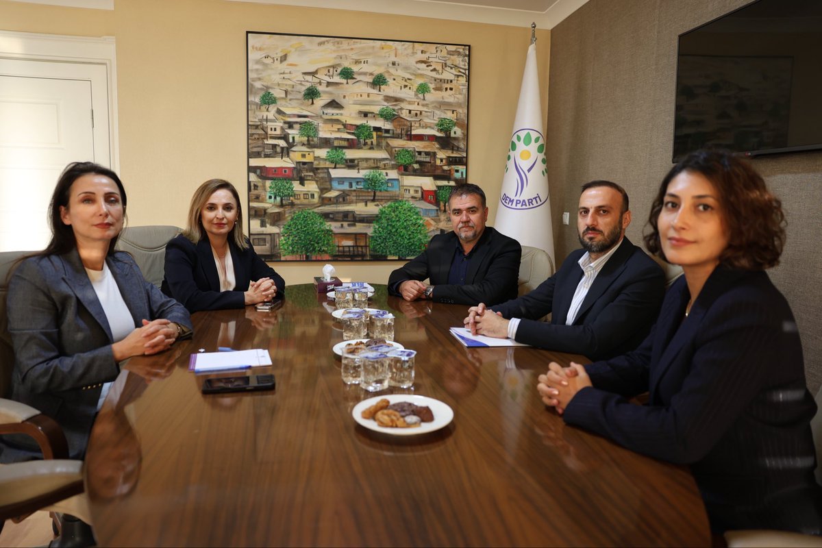 Dicle Fırat Gazeteciler Derneği (DFG) heyeti Genel Merkezimizi ziyaret ederek Eş Genel Başkanlarımız Tülay Hatimoğulları ve Parti Sözcümüz Ayşegül Doğan ile görüştü.

DFG Eşbaşkanları Kesira Önel ve Selman Çiçek, dernek üyesi Serdar Altan, barış gazeteciliğine dair hazırlanan