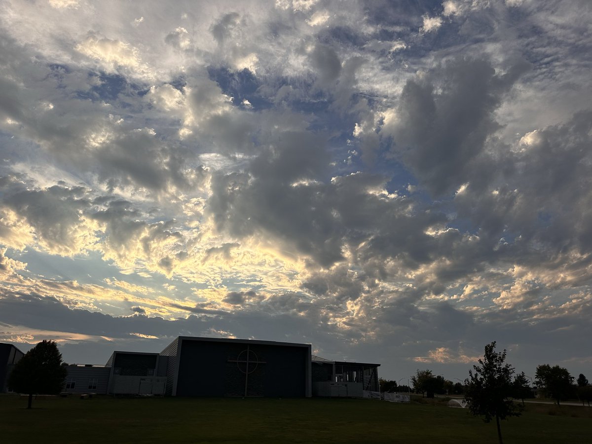 mindsetofstoics's tweet image. “Your days are numbered. Use them to throw open the windows of your soul to the sun. If you do not, the sun will soon set, and you with it.”

— Marcus Aurelius