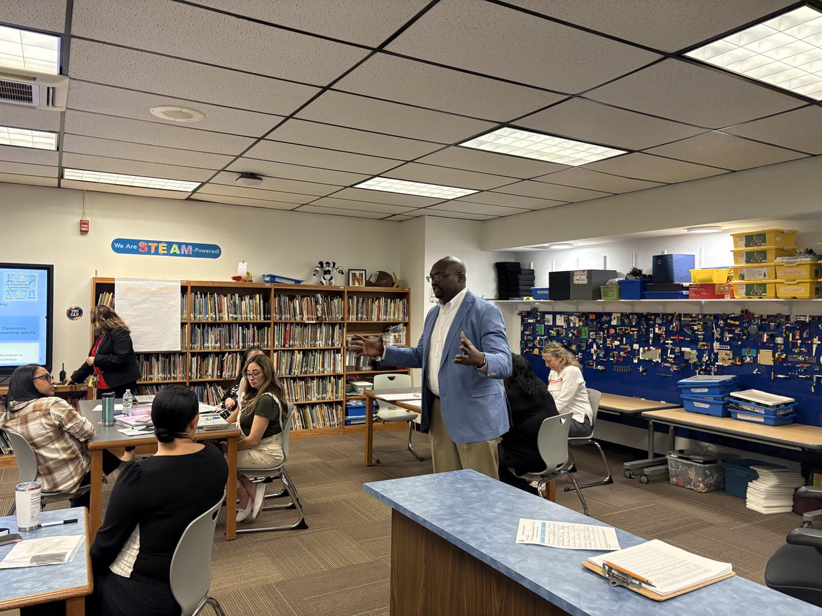 Peekskill_STEAM's tweet image. Excited to help lead a great professional development this morning on instructional engagement norms at @OaksideAwesome. Keeping all our learners actively engaged every 2-3 minutes in every lesson! @RebeccaAvilesR1 @KernMojica1 @PeekskillCSD @BudhaiSEudes
