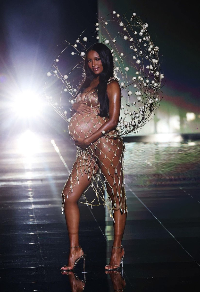 KimKimuntu's tweet photo. Le model Jasmine Tookes, a fait  l'ouverture du Défilé de mode Victoria's Secret 2025✨🏹👼

Elle devient ainsi le premier manequin de l'histoire de l'iconique défilé à faire l'ouverture en tant que femme enceinte depuis 1995, elle est splendide cette future Maman. 🥰🤎

#Stephy https://t.co/CyFKIs4lYX