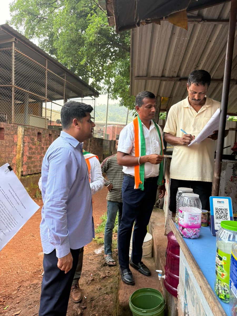 lightiyc's tweet image. 🗳️ Democracy belongs to the people — not to those who steal votes!
Goa stands tall with the #VoteChoriSignatureCampaign, led by @amitspatkar and Congress leaders in Sanquelim & Valpoi.
The fight to protect “One Man, One Vote” is a fight to save India’s democracy. 💪