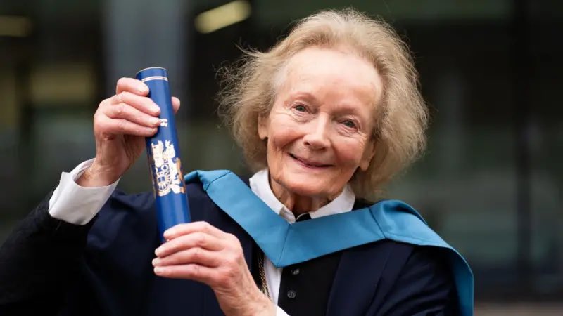 DailyLoud's tweet image. Great-grandmother graduates from university at 90 years old ๐
Seventy years after starting her studies, Maryette McFarland from Londonderry was finally able to graduate from university with a degree in English Literature.