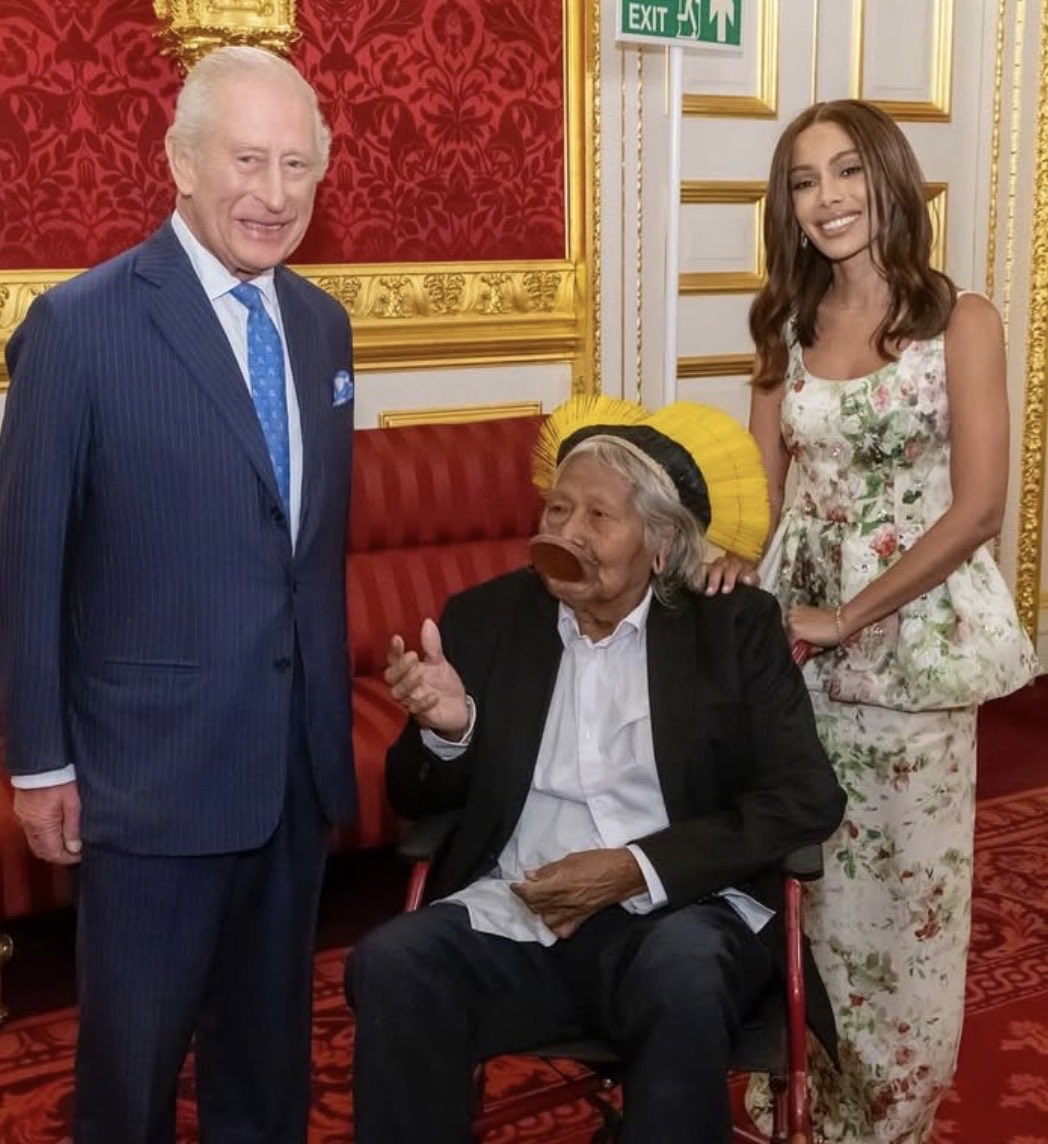 QGdoPOP's tweet image. Rei Charles III, Cacique Raoni e Anitta em nova foto.