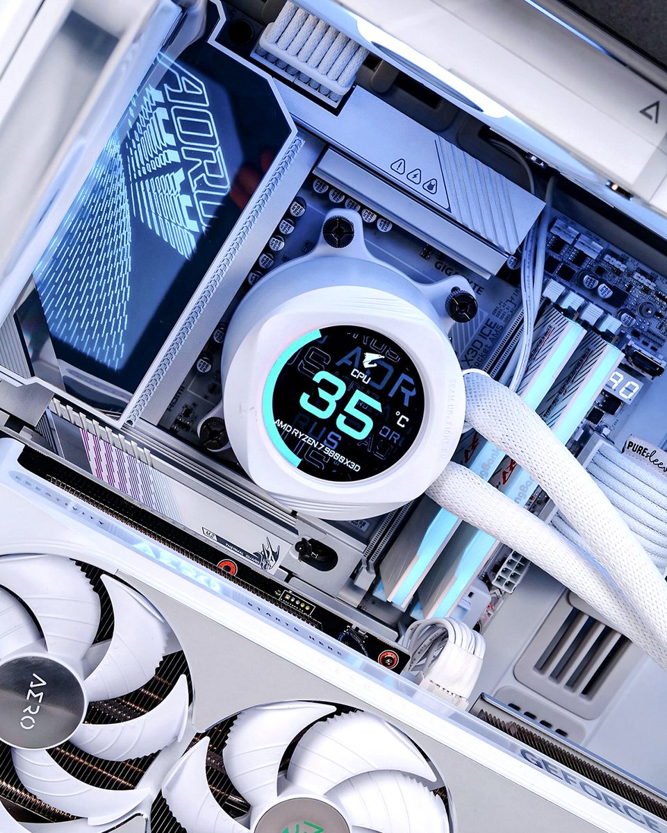 GIGABYTE_DE's tweet image. GIGABYTE AORUS AERO GAMING POWER 😎

X870E AORUS MASTER X3D ICE &amp;amp; RTX 5080 AERO OC 

Dank an 💘🛠📸🎥💻: @ battlerigs @ aorus_uk

#GIGABYTE #AORUS  #CustomPC #GamingSetup #Battlestation #PCBuilds