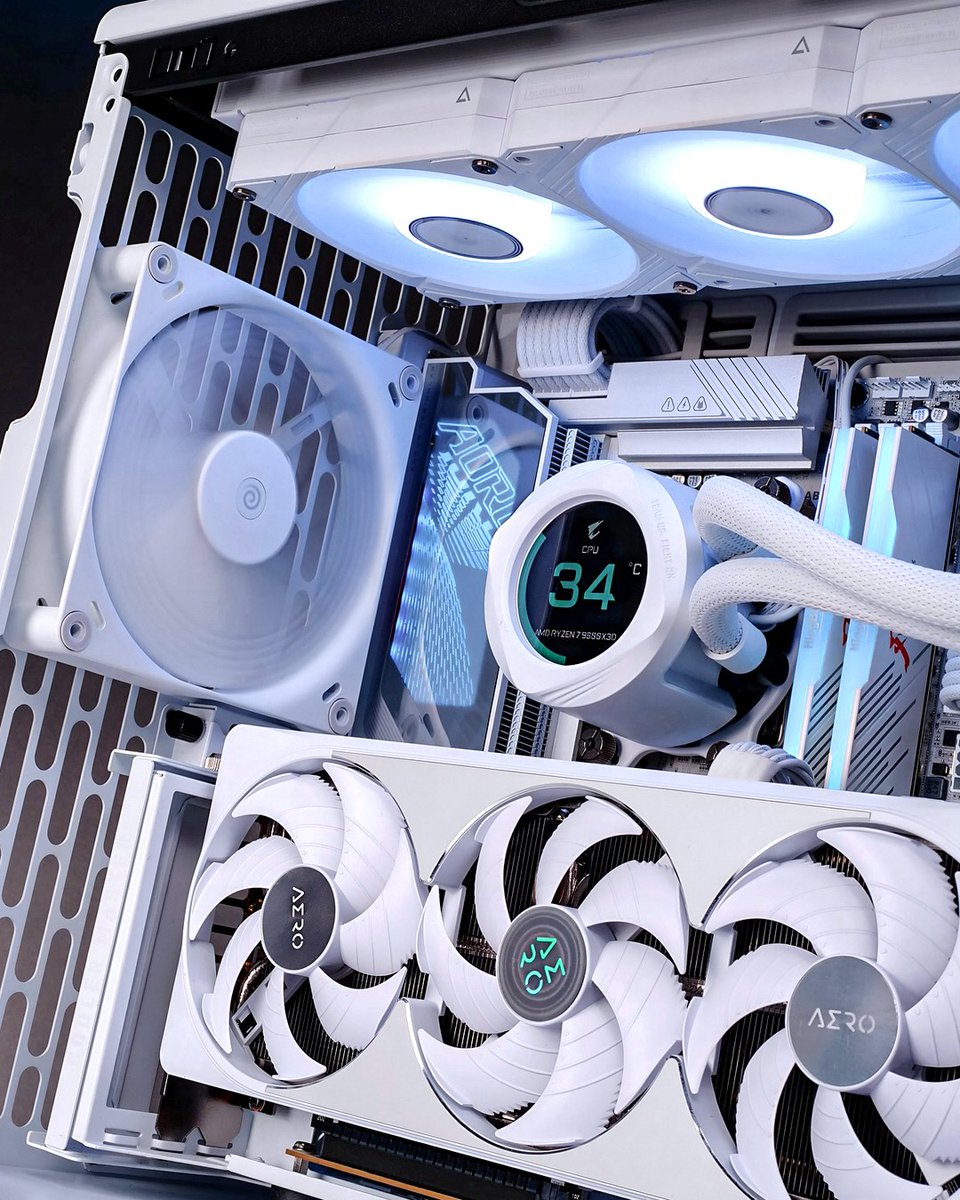 GIGABYTE_DE's tweet image. GIGABYTE AORUS AERO GAMING POWER 😎

X870E AORUS MASTER X3D ICE &amp;amp; RTX 5080 AERO OC 

Dank an 💘🛠📸🎥💻: @ battlerigs @ aorus_uk

#GIGABYTE #AORUS  #CustomPC #GamingSetup #Battlestation #PCBuilds