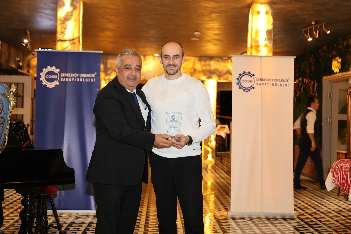 CerkezkoyOsb's tweet image. ÇOSB tarafından, bölgedeki birlik ve dayanışmayı artırmak yönünde gerçekleştirilen Futbol ve Tenis Turnuvalarının başarılı takımları ve sporcuları için Kupa ve Ödül Töreni düzenlendi.
#ÇOSB #ÇerkezköyOSB #ÇOSBTurnuva