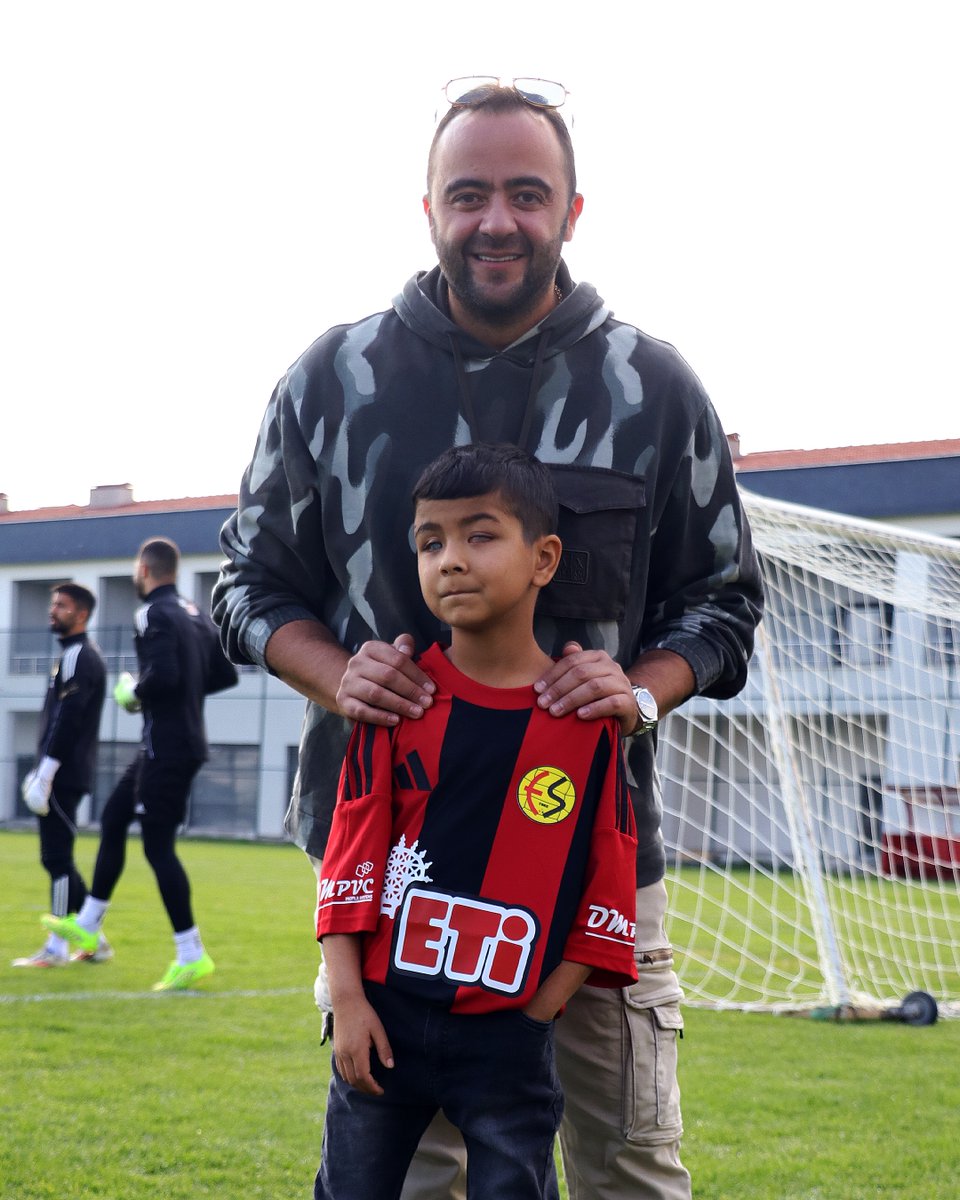 Geçirdiği başarılı ameliyat sonrasında görme yetisine kavuşan 10 yaşındaki Hamit Özbek, bugün Vali Hanefi Demirkol Tesislerimizi ziyaret etti.

🖤❤️