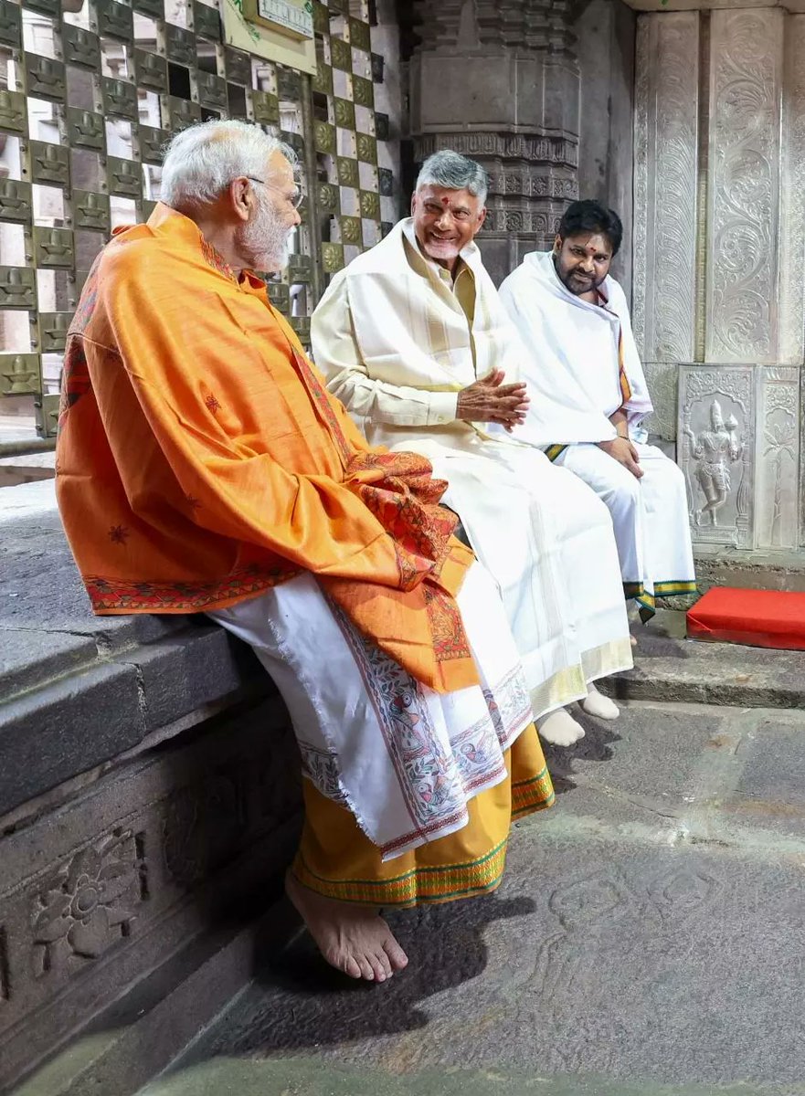 tupaki_official's tweet photo. పిక్ ఆఫ్ ది డే: #మోదీ, #బాబు, #పవన్ ఒకే వేదికపై!
నెటిజన్లు వారిని “త్రిమూర్తులు” అని పిలుస్తున్నారు.
శ్రీశైలం దేవస్థానంలో బృందంగా కూర్చున్న దృశ్యం వెరైటీ! 🙌
#APPolitics #CBN #PawanKalyan #ModiInAP #TeluguPolitics https://t.co/O58fwBKZEF