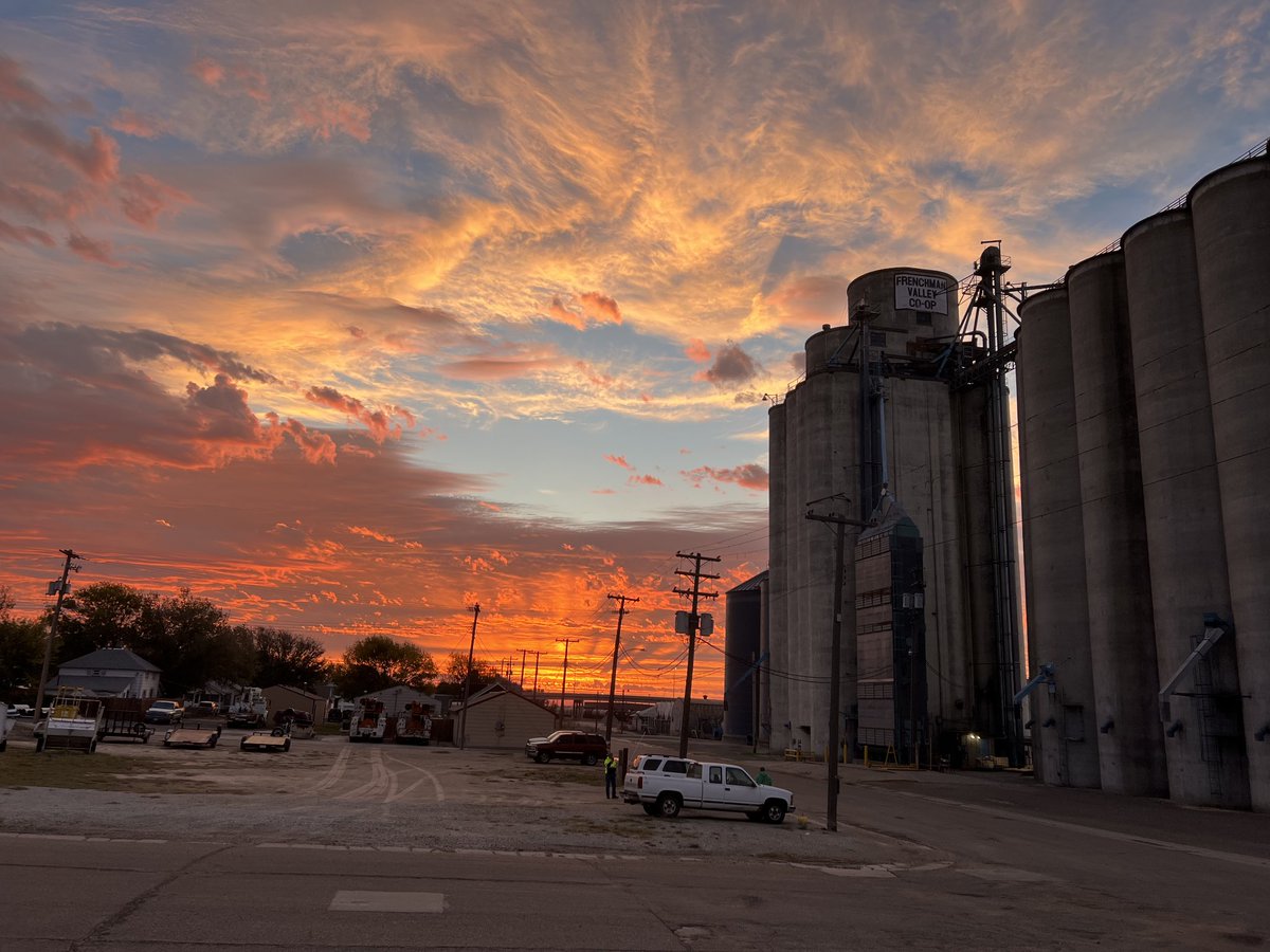 FVCoop's tweet image. Beautiful sunrise at the @FVCoop Elevator in McCook, NE. #Autumn #sunrise